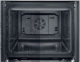 Innenraum eines modernen Backofens mit digitalem Lüfter und schwarzer Gestaltung.